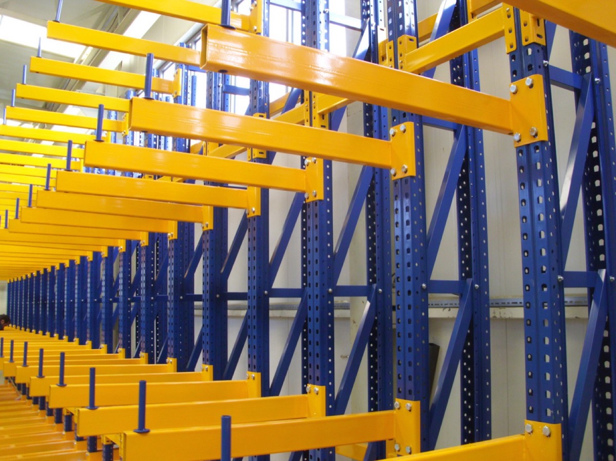 Rayonnage cantilever pour produits longs